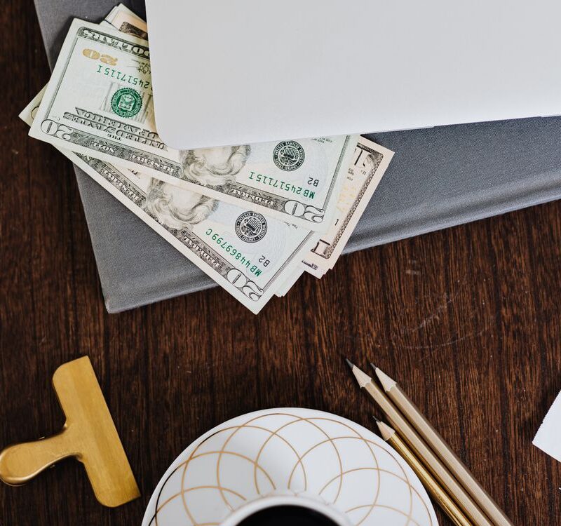 Facturación y cobro con Verifactu - laptop y dinero en mesa de trabajo