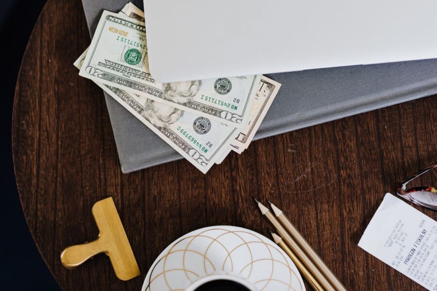 Facturación y cobro con Verifactu - laptop y dinero en mesa de trabajo