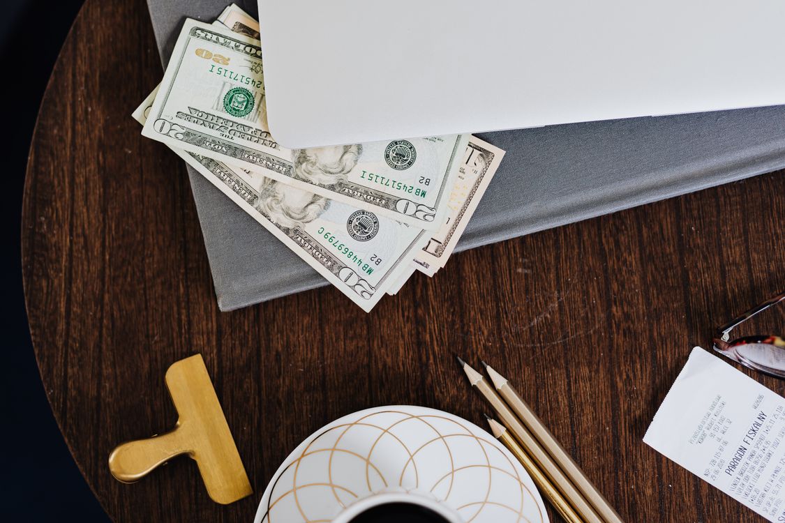 Facturación y cobro con Verifactu - laptop y dinero en mesa de trabajo