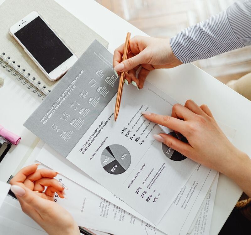 Pasar de Excel a ERP Empresario trabajando con sistema ERP en ordenador - salto de Excel a Holded