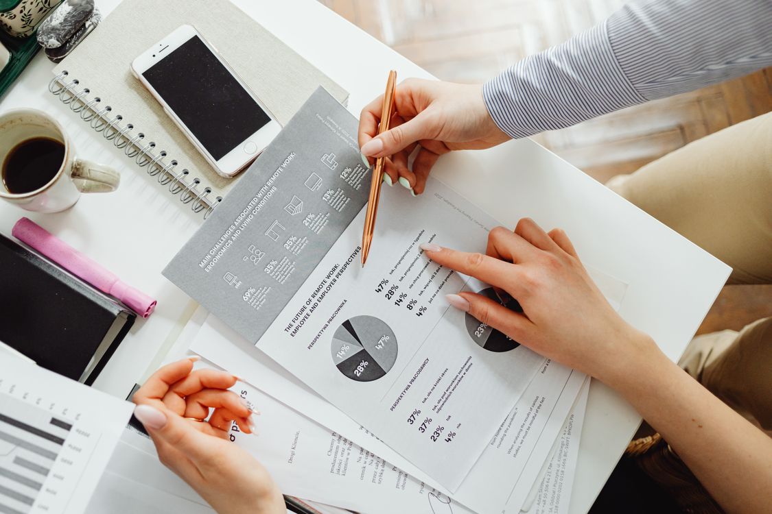 Pasar de Excel a ERP Empresario trabajando con sistema ERP en ordenador - salto de Excel a Holded
