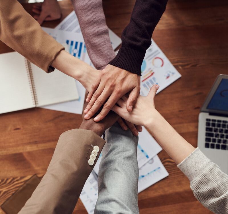 Verifactu si vendes servicios - equipo de consultora trabajando en proyecto con ordenadores
