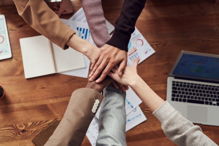 Verifactu si vendes servicios - equipo de consultora trabajando en proyecto con ordenadores