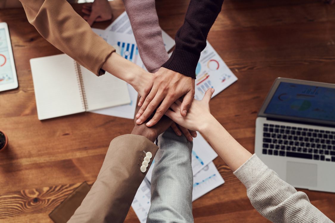 Verifactu si vendes servicios - equipo de consultora trabajando en proyecto con ordenadores