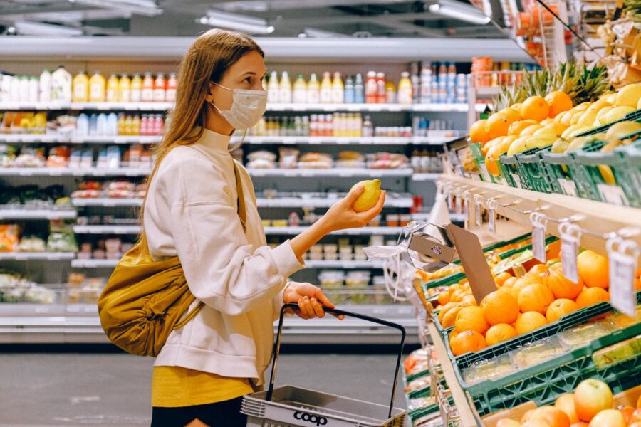 Verifactu en tu tienda TPV - comerciante usando sistema de punto de venta digital conectado