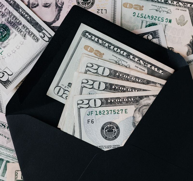 Cuánto cuesta no cambiar de sistema - empresario calculando costes de gestión manual en oficina
