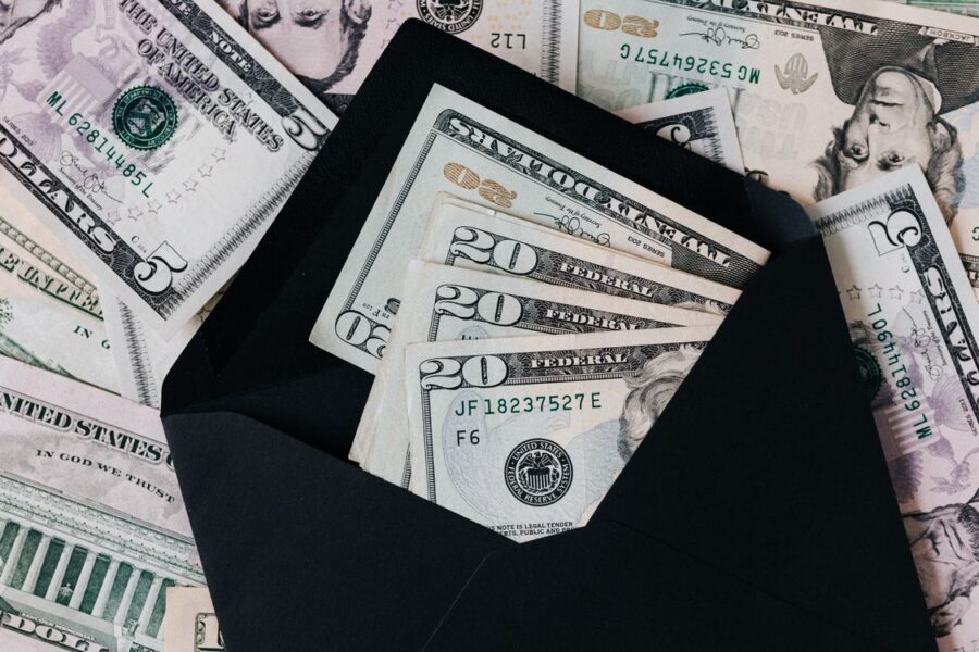 Cuánto cuesta no cambiar de sistema - empresario calculando costes de gestión manual en oficina