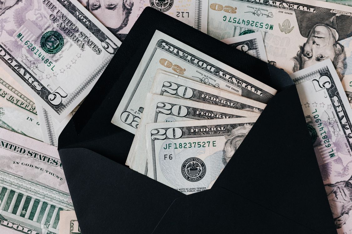 Cuánto cuesta no cambiar de sistema - empresario calculando costes de gestión manual en oficina