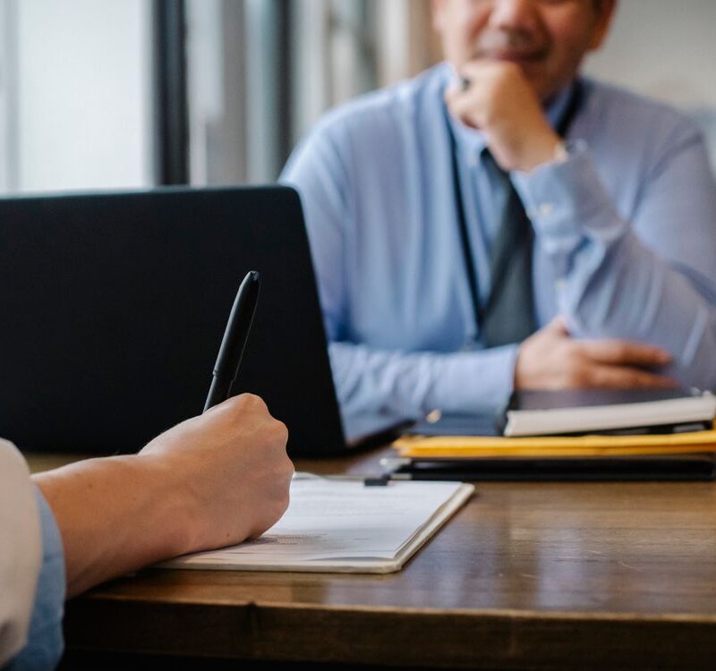 Contratación temporal 2026 Inspección sanciones - abogado laboral revisando contratos de trabajo