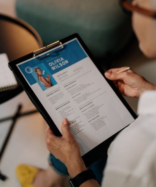 Registro horario digital 2026 - empleados fichando entrada con sistema digital en oficina