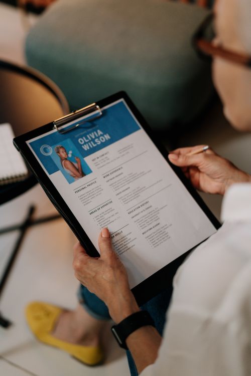 Registro horario digital 2026 - empleados fichando entrada con sistema digital en oficina