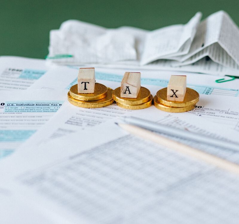 Impuesto de Sociedades 2026 pymes - asesor fiscal revisando declaración tributaria con cliente