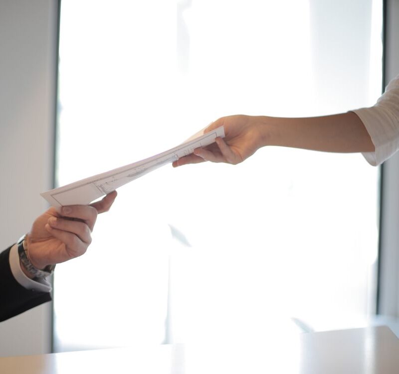 Subcontratación responsabilidad laboral empresa principal - empresarios firmando contrato de subcontratación