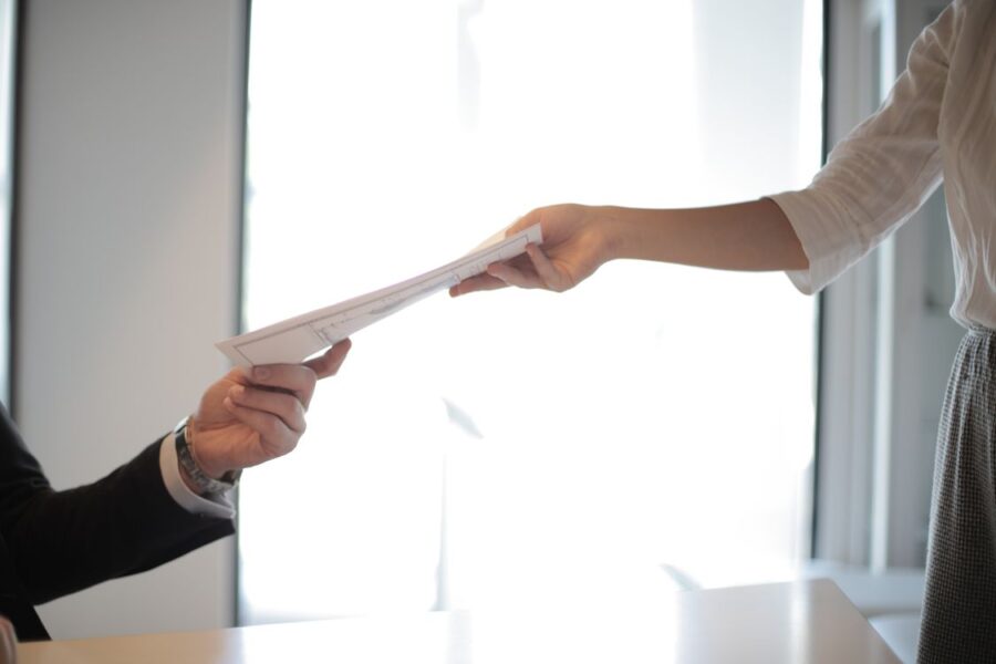 Subcontratación responsabilidad laboral empresa principal - empresarios firmando contrato de subcontratación