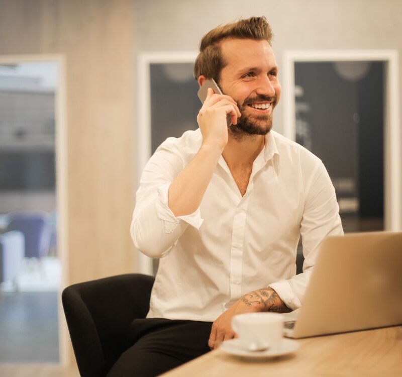 ERTE 2026 requisitos procedimiento empresas - directivos en reunión analizando situación laboral y económica