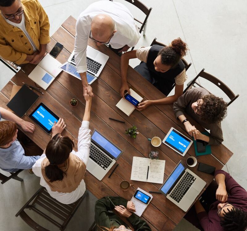 Escalar procesos dependencia Holded pymes - equipo empresarial trabajando con sistema organizado sin depender de una sola persona sumar capacidad