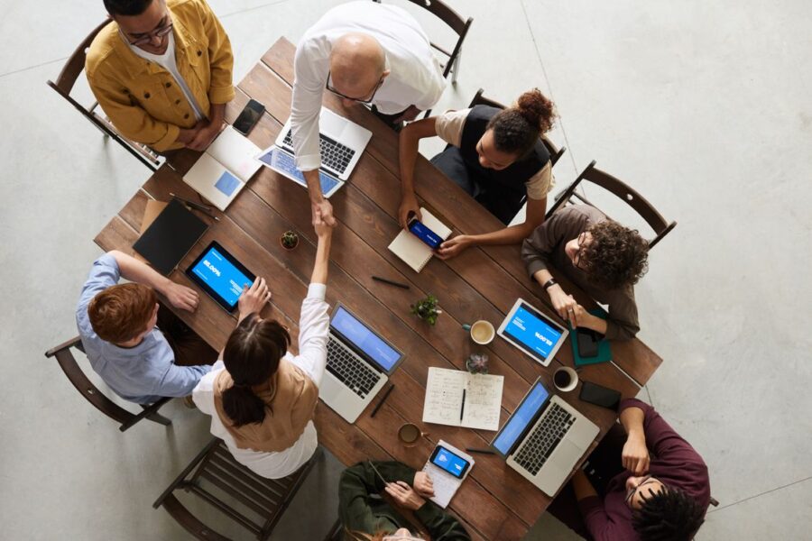 Escalar procesos dependencia Holded pymes - equipo empresarial trabajando con sistema organizado sin depender de una sola persona sumar capacidad