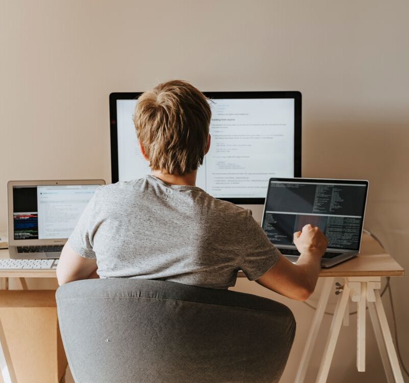 Freelancer working remotely from Spain for a foreign company