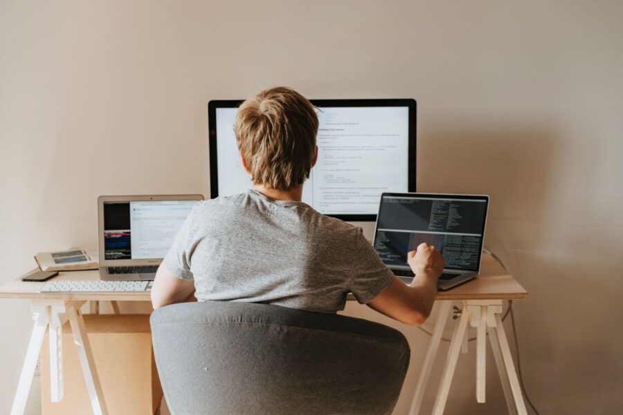 Freelancer working remotely from Spain for a foreign company