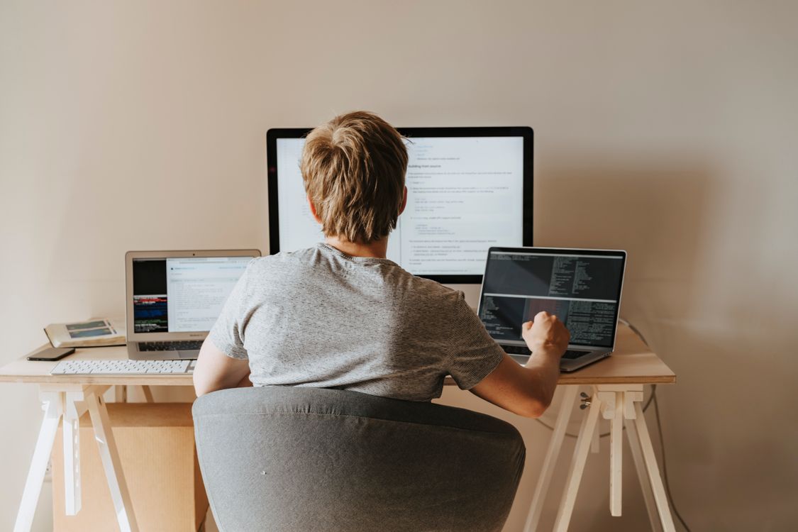 Freelancer working remotely from Spain for a foreign company