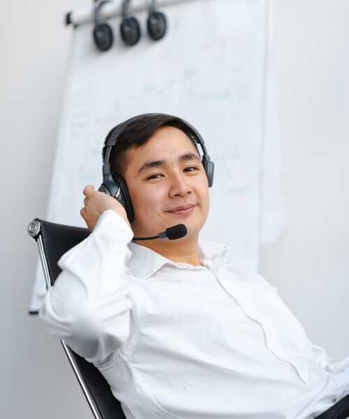 CEO mirando métricas EBITDA en tiempo real en Holded